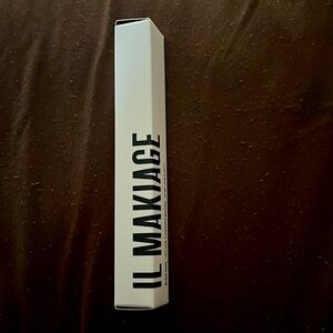 Il Makiage BLACK CARD MASCARA
LIFT, CURL & LENGTHEN MASCARA